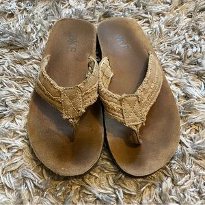 BKE Sandals flip flops mens size 9 Tan
